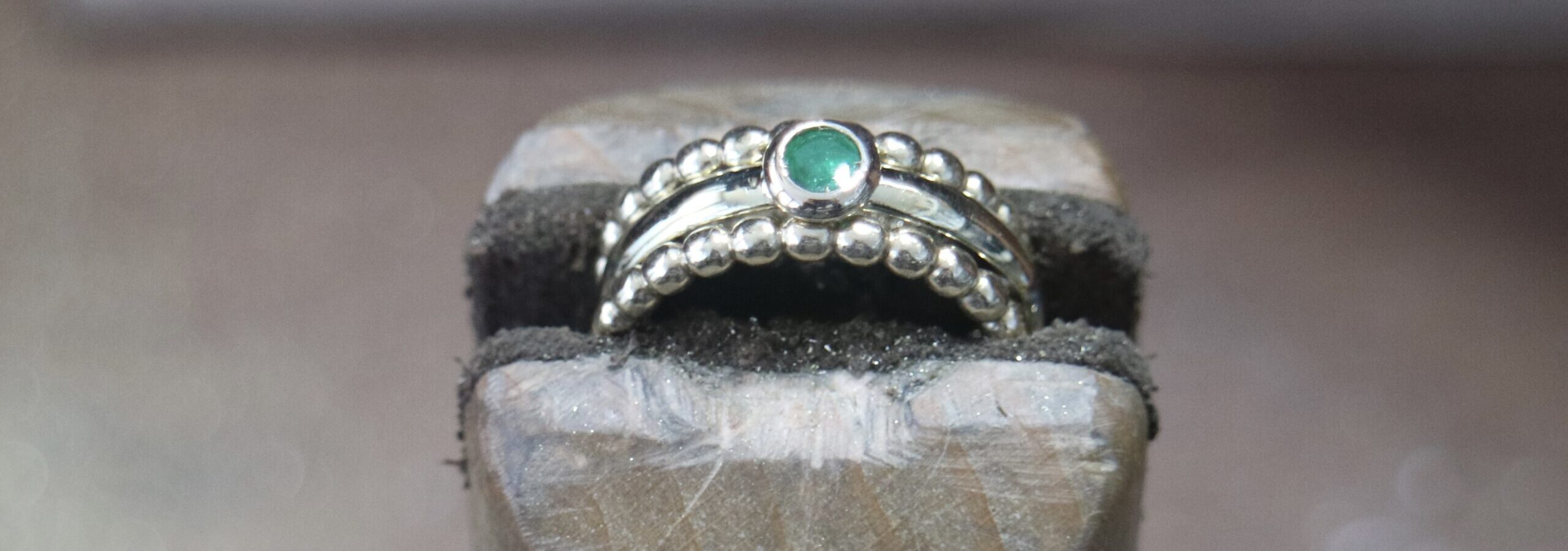 ring met smaragd en 2 parelringen